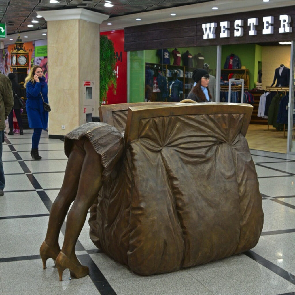 Памятник женской сумочке в Екатеринбурге